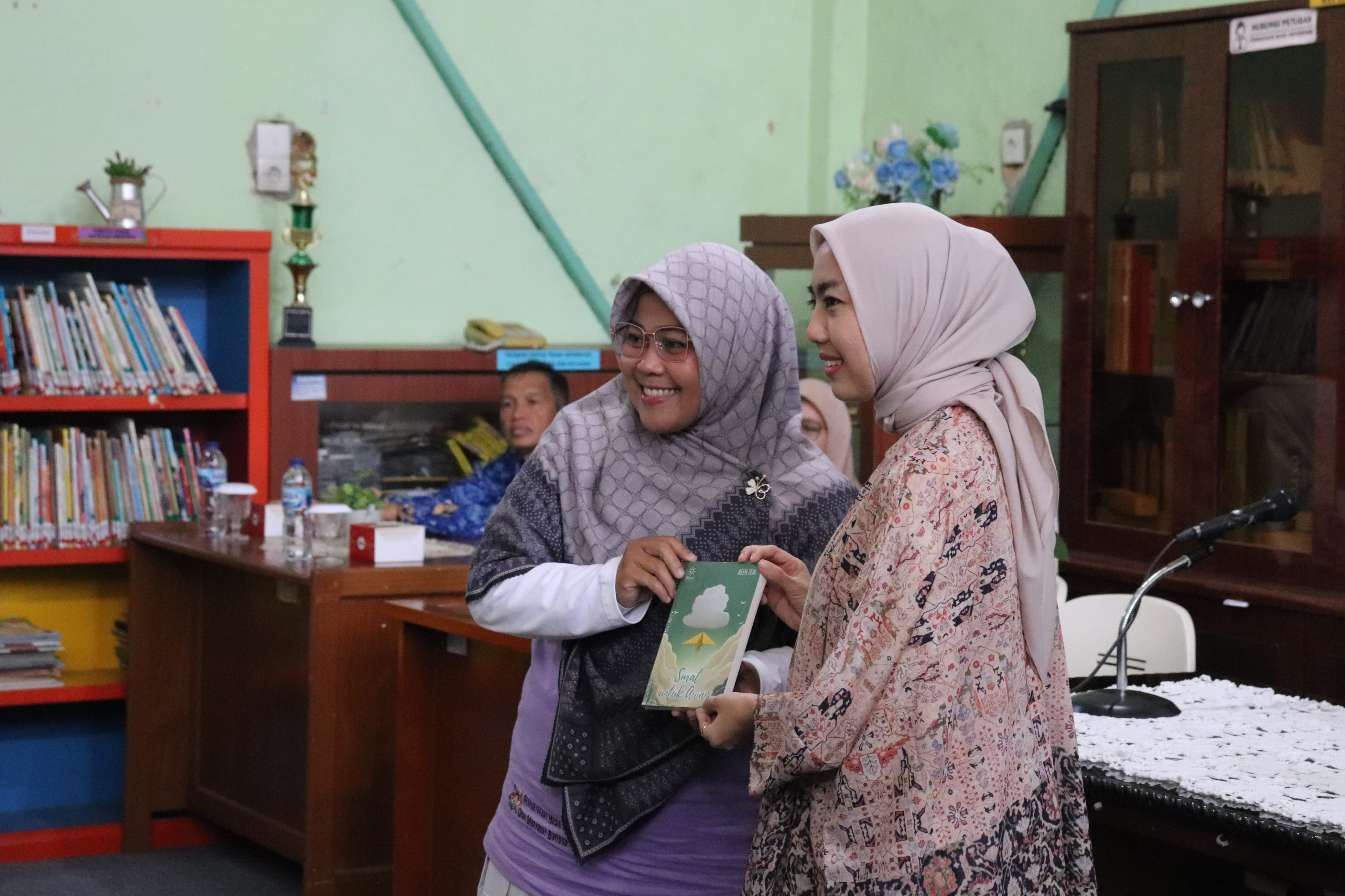 Launching. Buku